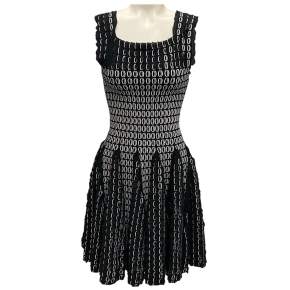 ALAIA BLACK / WHITE SCALLOP RUFFLE EYELET JACQUARD KNITTED FIT FLARE DRESS - Picture 1 of 6